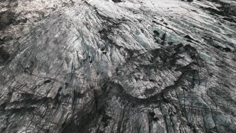 Luftverfolgungsansicht-Mit-Blick-Auf-Den-Isländischen-Gletscher,-Der-Mit-Vulkanischen-Sedimenten-Bedeckt-Ist
