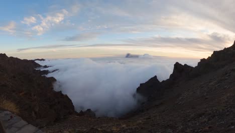 Timelapse-De-Nubes-Desde-El-Pico-De-La-Cruz-Con-El-Volcán-Cumbre-Vieja-En-Erupción