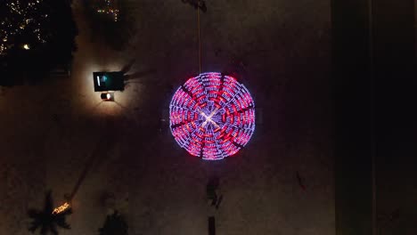 Bunte-Weihnachtsbaumlichtdekorationskunst-Auf-Platz-In-Madeira-Bei-Nacht,-Von-Oben-Nach-Unten
