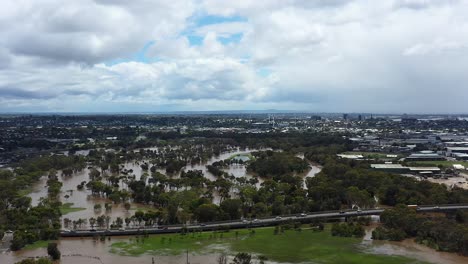 Antenne-In-Richtung-Geelong-City-Mit-Stark-überflutetem-Barwon-River