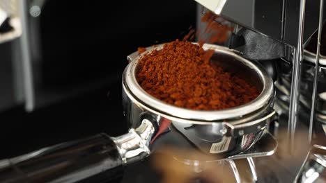 Mit-Einer-Mühlenmaschine,-Um-Frische-Kaffeebohnen-Zu-Mahlen,-Um-Heiße-Getränke-Im-Café-Zuzubereiten