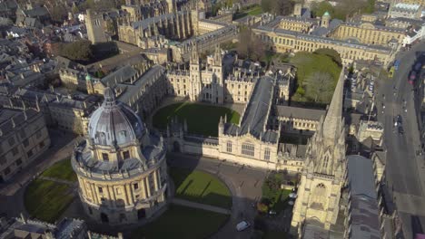 Die-University-Of-Oxford-Und-Die-Radcliffe-Camera-Library-Sind-Ein-Weltberühmtes-Wahrzeichen-Inmitten-Der-Colleges