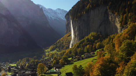 Filmische-Luftdrohnenaufnahme-Eines-Staubbachwasserfalls-Und-Eines-Dorfes-In-Lauterbrunnen,-Schweiz