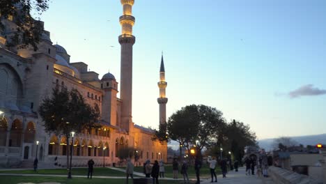 Dämmerungsszenerie-An-Der-Süleymaniye-Moschee-In-Istanbul-Mit-Schöner-Aussicht