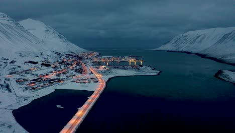 Asombrosa-Ciudad-Iluminada-De-Siglufjordur-En-El-Norte-De-Islandia-Por-La-Noche---Toma-Aérea