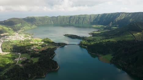 Lagoa-Das-Sete-Cidades-Caldera-A-Vista-De-Pájaro---Isla-De-Sao-Miguel,-Azores