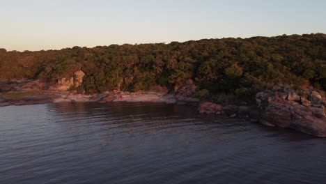 Menschen-Entspannen-Am-Seeufer-Der-Laguna-Negra-Bei-Sonnenuntergang,-Uruguay