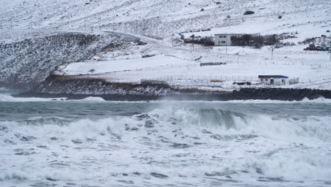 Zeitlupe:-Wellen-Des-Arktischen-Ozeans-Erreichen-Den-Strand-Der-Stadt-Ólafsfjörður-In-Nordisland-Während-Eines-Verschneiten-Wintertages