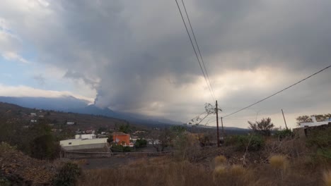 Zeitraffer-Des-Rauches,-Der-Aus-Dem-Vulkan-Cumbre-Vieja-Kommt,-Während-Er-In-La-Palma-Aufsteigt