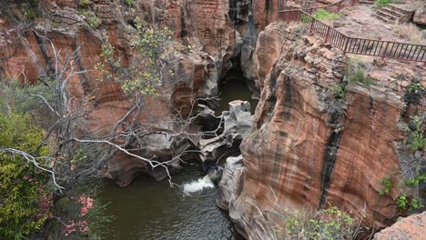waterfalls-flowing-over-the-geological-formation-at-Bourke's-Luck-Potholes,-South-Africa