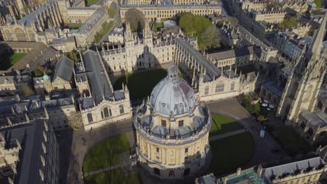Panorama-Aéreo-Sobre-All-Souls-College-Y-Radcliffe-Camera-En-La-Universidad-De-Oxford