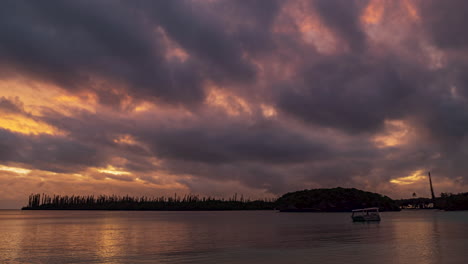 Sunset-Cloudscape-Von-Kanumera-Beach-Auf-Der-Insel-Der-Kiefern-In-Neukaledonien-Mit-Einem-Erstaunlich-Farbenfrohen-Himmel,-Der-Sich-In-Der-Abenddämmerung-Auf-Dem-Ozeanwasser-Spiegelt---Statischer-Zeitraffer