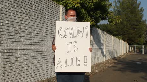 Anti-Covid-Protestler-Mit-Mesh-Maske---Covid-19-Ist-Eine-Lügenverfolgung