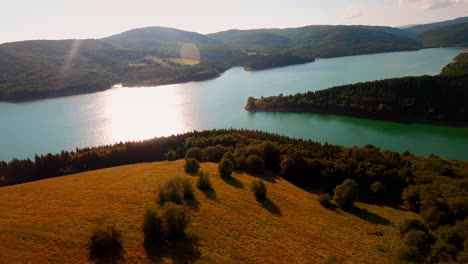 Filmische-Enthüllungs-Drohnenaufnahmen-Eines-Wunderschönen-Blaugrünen-Sees-Starina-Im-Nationalpark-Poloniny