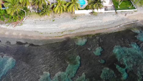 Drohnenschuss,-Der-über-Dem-Strand-An-Einem-Südlichen-Strand-In-Puerto-Rico-Schwebt