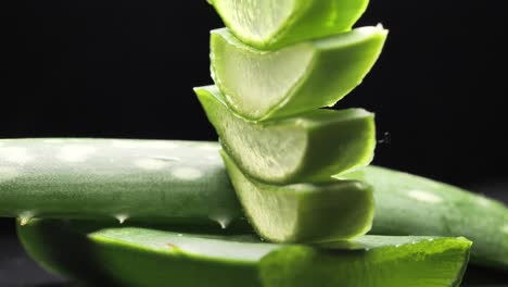 Frische-Aloe-Vera-Auf-Schwarzem-Hintergrund-Geschnitten,-Grünes-Kräuterkonzept-Für-Die-Präsentation-Von-Kosmetik--Und-Hautpflegeprodukten,-Runde-Sanfte-Bewegung