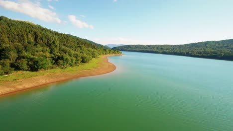 Filmische-Und-Dynamische-Drohnenaufnahmen-Eines-Wunderschönen-Blaugrünen-Sees-Starina-Im-Nationalpark-Poloniny