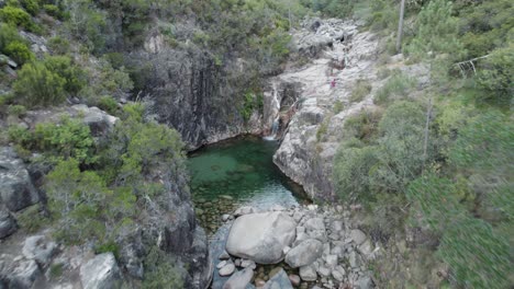Drohnenansicht-Aus-Der-Luft-Nach-Vorne-über-Wasserfall-Und-Teich-Von-Portela-Do-Homem-In-Portugal