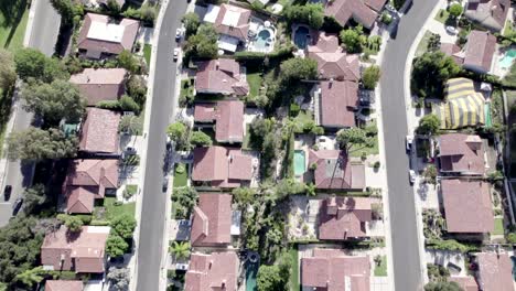 Top-down-aerial-shot-of-a-residential-neighborhood-in-Calabasas-city,-USA