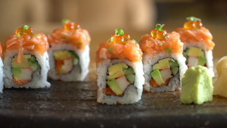 Rollo-De-Sushi-Con-Salmón---Estilo-De-Comida-Japonesa