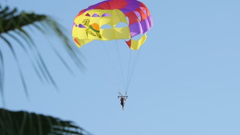 Parasailer,-Der-Auf-Buntem-Fallschirm-Im-Sonnenuntergangs--Oder-Sonnenaufgangshimmel-Fliegt