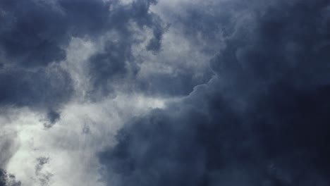 Dunkle-Wolken-Bewegen-Sich-Mit-Blitzschlag-Am-Himmel