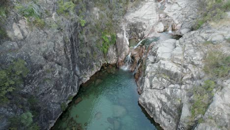Kristallklares-Wasser-Des-Wasserfalls-Portela-Do-Homem,-Nationalpark-Geres,-Portugal