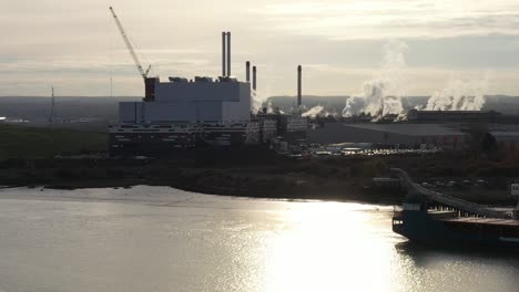Aerial-profile-slider-shot-of-industry-located-on-the-Swale-Estuary-in-Kemsley,-UK
