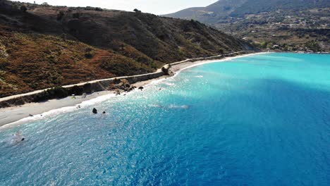 Vista-Escénica-En-La-Playa-De-Agia-Kiriaki-En-Kefalonia,-Grecia---Toma-Aérea-De-Drones
