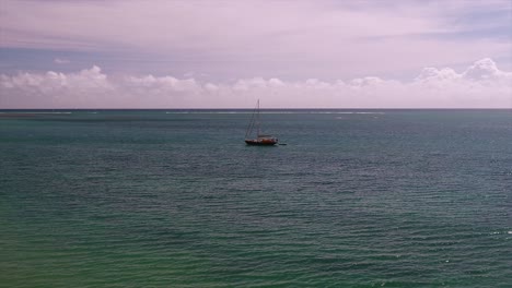 Einsames-Segelboot-Etwas-Außerhalb-Von-Arecibo-Puerto-Rico