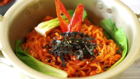 Fideos-Instantáneos-Coreanos-Con-Vegetales-Y-Kimchi