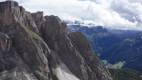Schroffe-Berghänge-Italienischer-Dolomiten---Drohnenflug-In-Richtung-Sellagruppe