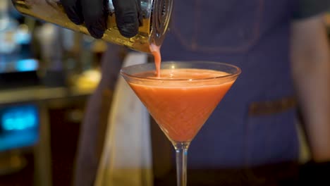 Verter-Bebida-Alcohólica-De-Naranja-En-Un-Bar