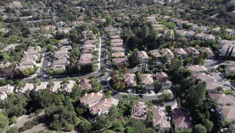 Aerial-View-Overlooking-Calabasas-City-Neighborhood-Luxury-Homes-on-a-Sunny-Day-in-California,-Panning-shot
