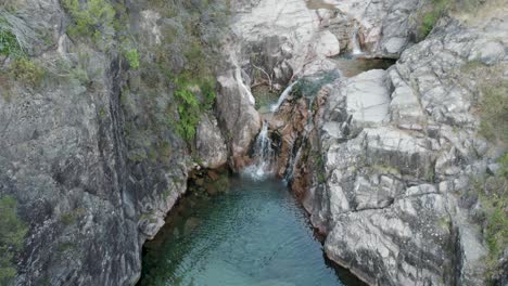 Kristallklarer-Wasserstrom-Und-Natürlicher-Pool,-Wasserfall-Portala-Do-Homem,-Nationalpark-Peneda-Gerês