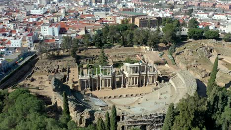 Roman-Theatre-of-Mérida-spanish-cultural-icon-landmark-in-Spain,-aerial-pull-in-close-up