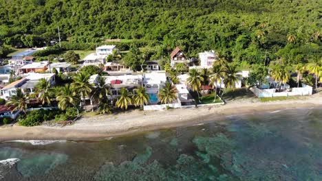 Drohnenschuss-Beim-Schweben-über-Einem-Strand-Im-Südöstlichen-Teil-Von-Puerto-Rico