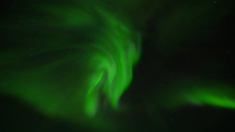 Spektakuläres-Grünes-Polarlicht-Am-Dunklen-Himmel-Während-Der-Tiefen-Nacht-In-Island---Naturphänomen-Des-Nordlicht-Handheld-Echtzeitvideos