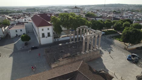 Vista-Circular-Aérea-Sobre-La-Plaza-Con-Un-Antiguo-Templo-Romano-En-El-Medio