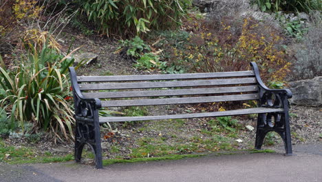 Empty-park-bench