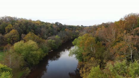 Luftaufnahme-Des-Conestoga-River-In-Lancaster,-Pennsylvania-Im-Herbst,-Buntes-Herbstlaub
