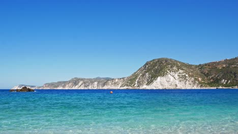 Paisaje-Tranquilo-En-La-Playa-De-Agia-Eleni-En-Kefalonia,-Grecia---Tiro-Ancho