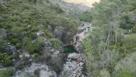 Wasserfall-Und-See-Von-Portala-Do-Homem-In-Portugal