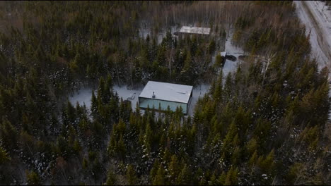 Dickichtwälder-Mit-Reflexions-Chalet-Spiegel-In-Charlevoix,-Quebec,-Kanada