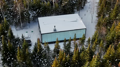 Vorgefertigte-Glamping-Hütte-Für-Touristenunterkünfte-Im-Wald-Von-Charlevoix,-Quebec,-Kanada