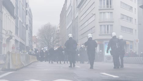 Bereitschaftspolizei-Hält-Die-Linie,-Während-Tränengas-Zurückgeschossen-Wird,-Wenn-Der-Protest-Gewalttätig-Wird-–-Brüssel,-Belgien