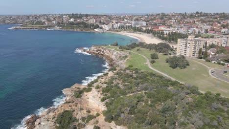 Aerial-View-Of-Dunningham-Reserve,-Coogee-Beach-And-Dolphins-Point-Peninsula---Coastal-Walk-In-New-South-Wales,-Australia