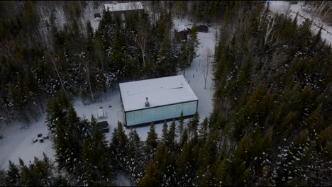 Verspiegelte-Glampinghütte-In-Schneebedeckter-Landschaft-Mit-üppigen-Bäumen-In-Quebec,-Kanada