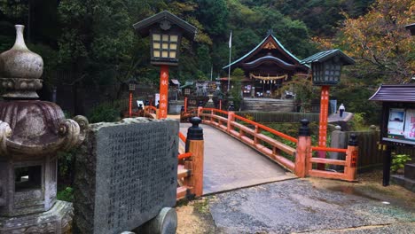 Ogashira-Shinto-schrein-Im-Herbst-Hatsukaichi,-Japan