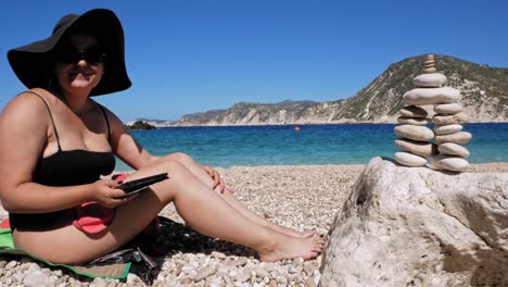 Mujer-Turista-Relajándose-Y-Tomando-El-Sol-En-La-Playa-De-Agia-Eleni-En-Grecia---Cerrar